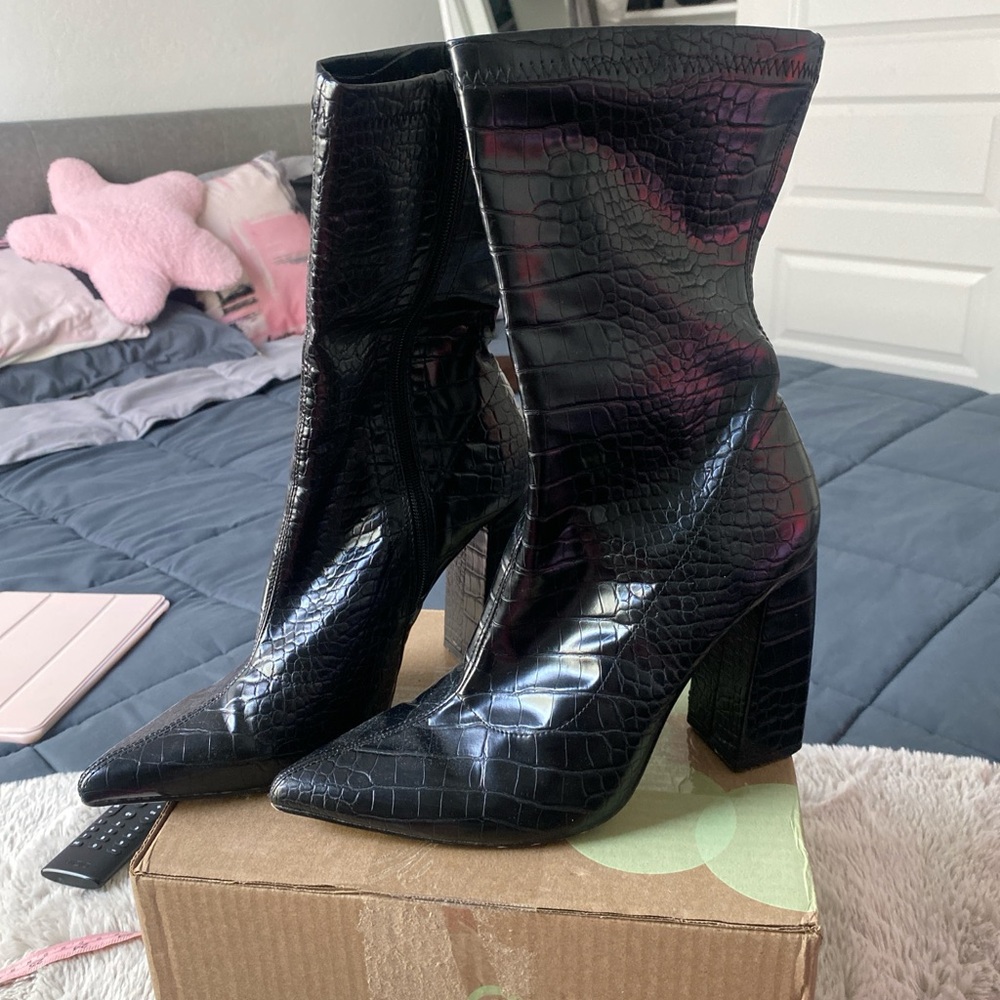SHEIN Black Croc-Embossed Pointed Block Heel Ankle Boots